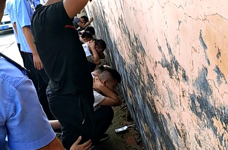 自投罗网!滨州14人聚集拘留所接朋友 还敢带管制刀具和冰毒