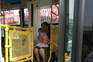 哺乳妈妈的福利！临沂330余台公交车设“妈妈专座”