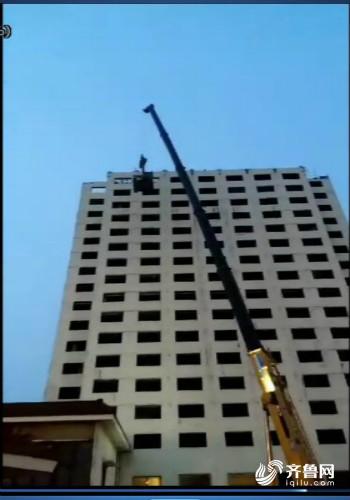 揭秘!挖掘机如何飞上济南明湖大酒店22层楼