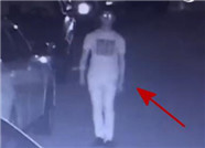淄博一小区夜里五车车胎被扎 监控显示作案人男扮女装