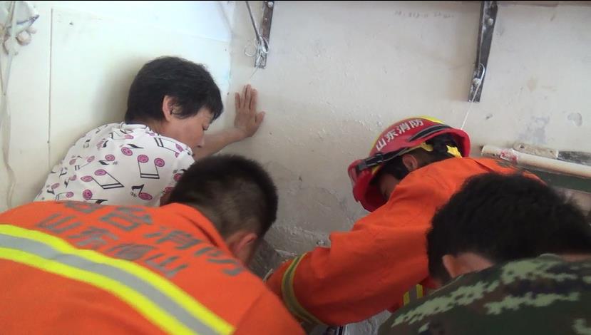 烟台福山女子不慎手卡压面机 消防紧急救援6分钟救出