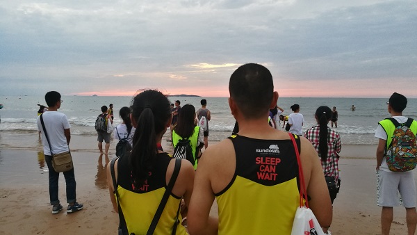 参赛选手在金沙滩迎接海上日出 张鹏摄影.jpg