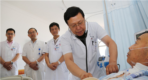 马黎明（左四）检查患者术后恢复情况.JPG