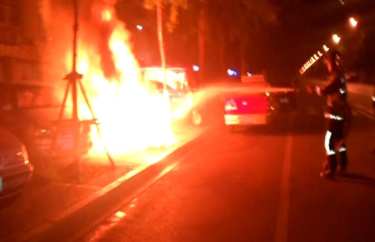42秒丨凌晨4点别克轿车着火 火势迅猛整个车身被烧毁 