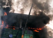 泰安岱宗大街一建筑广告牌着火 过火面积约15平无人员伤亡