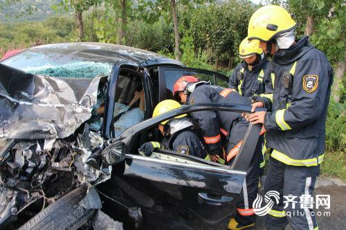 位于五莲县潮河镇刘家坪村道路上发生一起交通事故,有人被困车内,情况