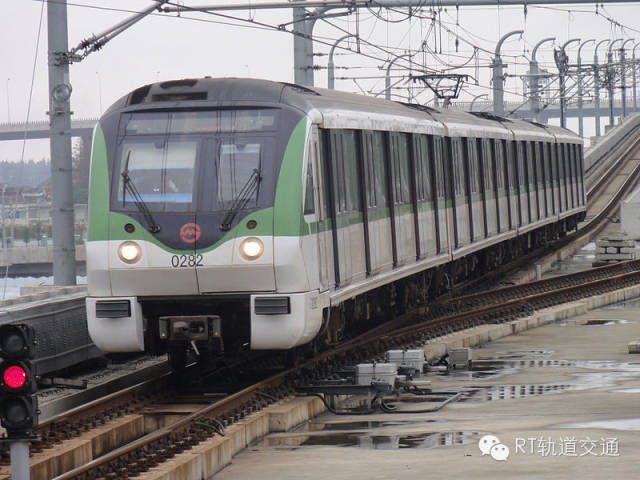 济南轨交R1线采用B2型车,一列能装多少人?