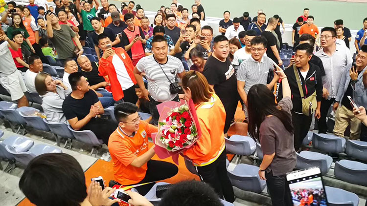 26秒丨小伙鲁能大球场求婚 现场过于甜蜜单身狗注意避让