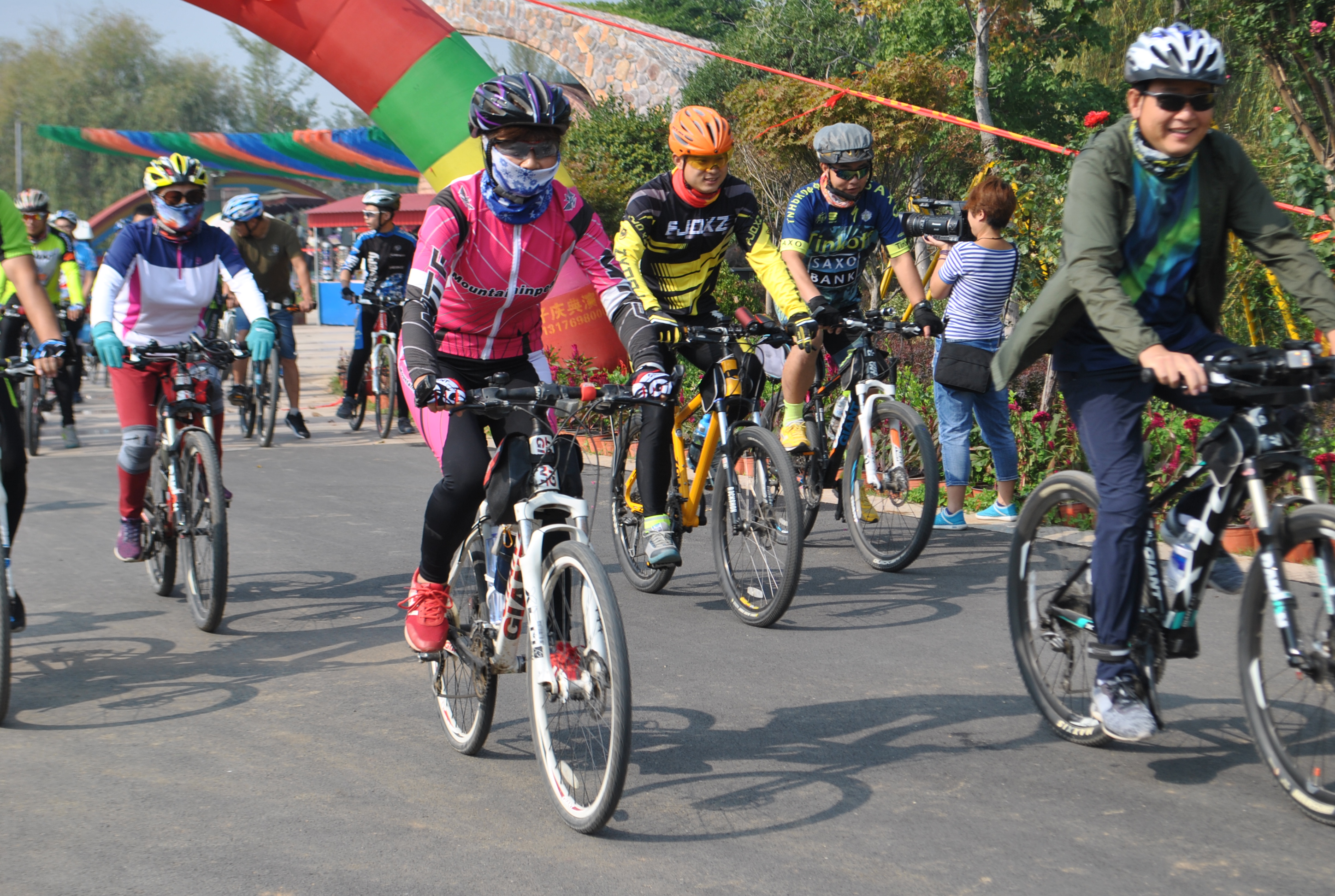 “红色之旅 沂蒙骑行”自行车赛沂水站开赛