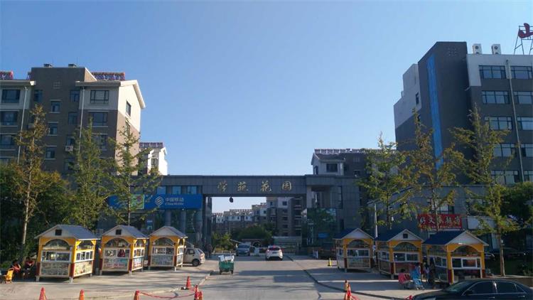 潍坊峡山设置10处便民服务摊点 规范商贩经营方便居民生活