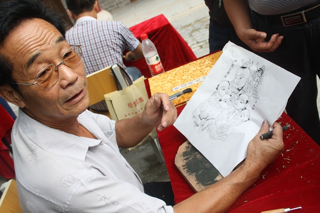东昌府木版年画精品展在古城区举办 展出雕刻老版300余块