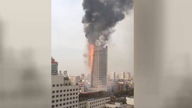 24秒丨潍坊四平路联通大厦外墙着火 幸无人员伤亡