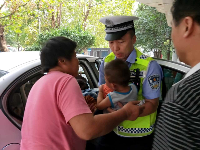 莘县两岁男童大拇指被车链绞断 高速交警紧急护送至济南就医
