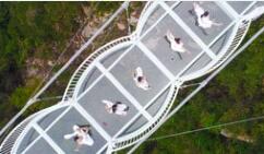 航拍|沂蒙山景区3D玻璃桥投入使用 人在桥上走如同空中行