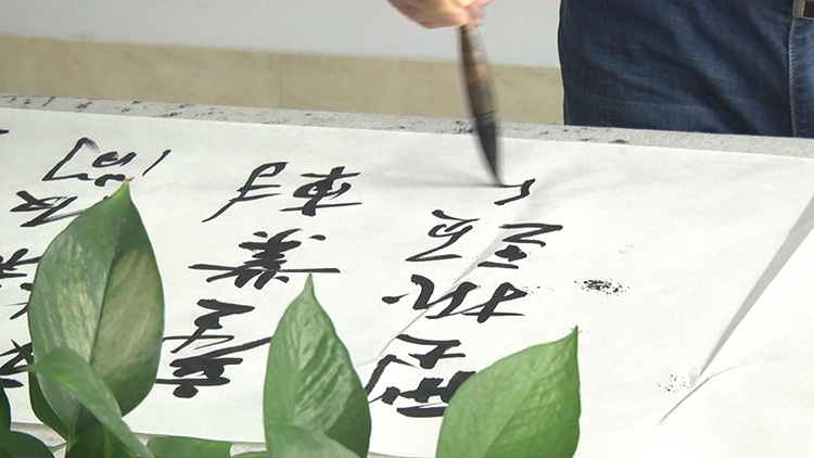 喜迎十九大 高密56岁农民创作8米书法长卷《中华颂》