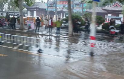 17秒|济南共青团路五龙潭公园南门水管破裂，积水严重注意绕行！