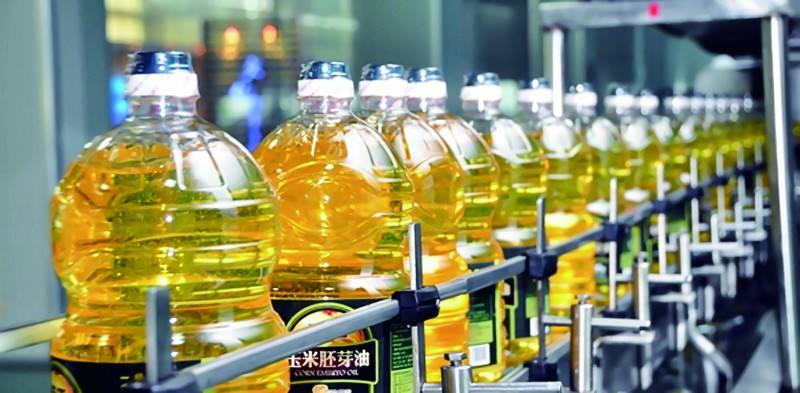 齐鲁网10月9日讯(记者 闫鹏)国庆黄金周结束以后,各大上市企业开始披露第三季度业绩预报。10月9日上午,西王食品发布2017年前三季度业绩预告,归属于上市公司股东净利润预计在1.85亿至2.05亿元之间,较去年同期上升59.02%-76.21%,业绩延续今年上半年向好趋势。西王食品自述业绩大涨除了来自玉米油板块的增长之外,还得益于并入Kerr公司的营业收入和利润。 2016年9月22日,西王食品以支付现金方式收购了全球最大运动保健品公司加拿大Kerr Investment Holding Corp10