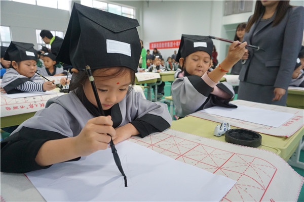 12个孔子学堂落户潍坊 百名学生参与开笔礼学写“人”