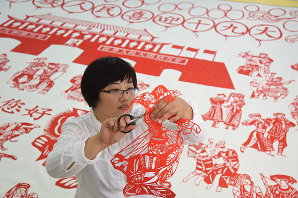 沂南女教师历时半年完成7米长巨幅剪纸 草稿重达十几斤