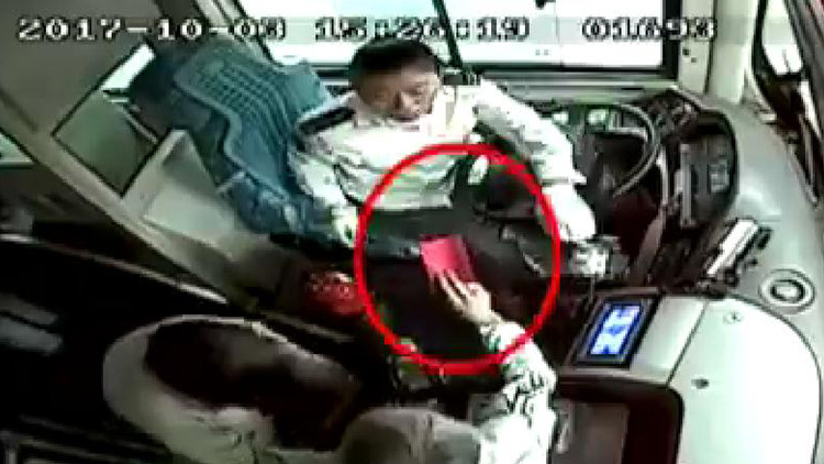 41秒丨济南老太扔给公交司机200块下车就跑，发生了什么？