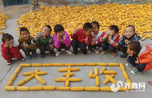 桂真老师用今年丰收的玉米棒摆出喜迎十九大和大丰收,天安门字样,图案