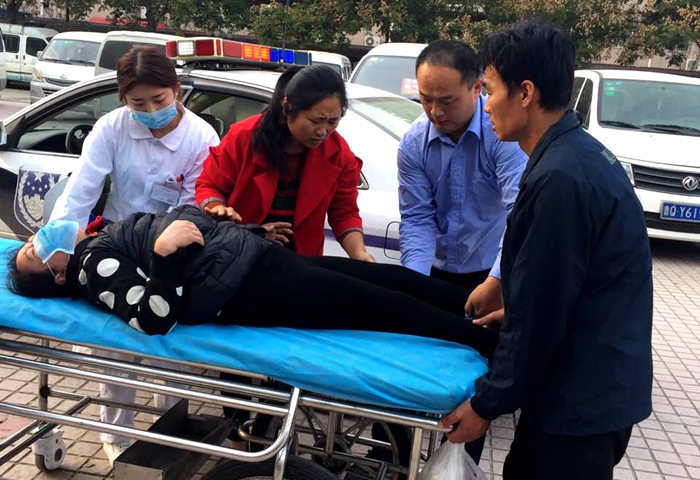 阳谷：遇交通事故妇女受伤倒地 民警开警车火速送医