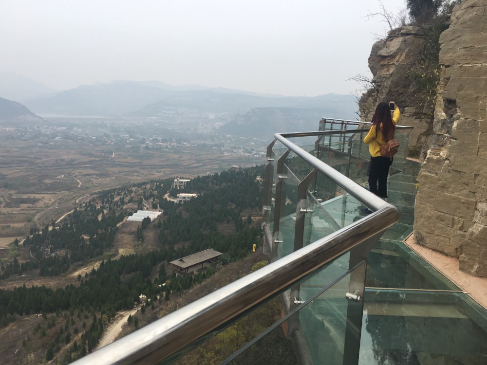济南建成首条玻璃栈道,就在南部山区,敢来挑战吗?