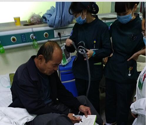济南：公交车上乘客突然晕倒 司机紧急救治送医