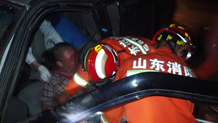 37秒 | 轿车撞墙司机被困驾驶室 烟台消防紧急救援