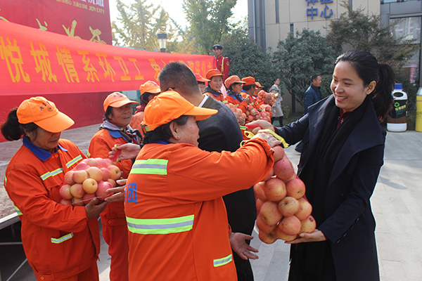 临沂爱心企业为3000名环卫工人赠送4000斤苹果