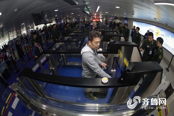 青岛机场边检站新建6条旅客自助查验通道正式