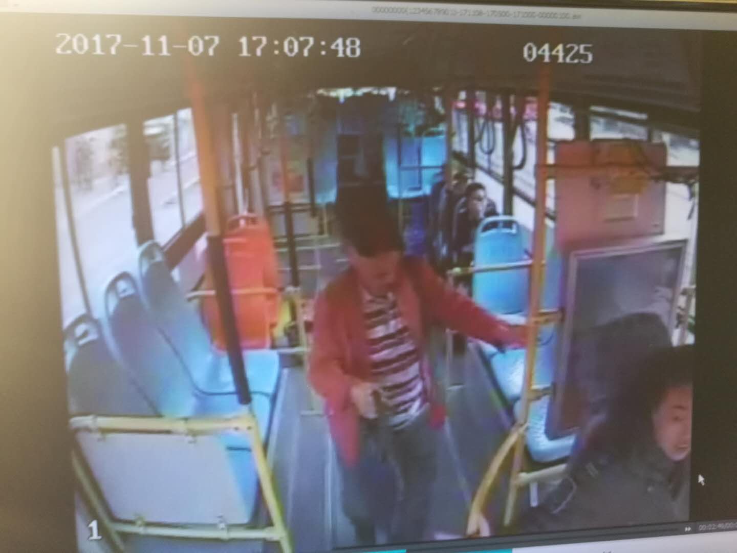济南：公交车上落下苹果电脑 乘客捡到物归原主