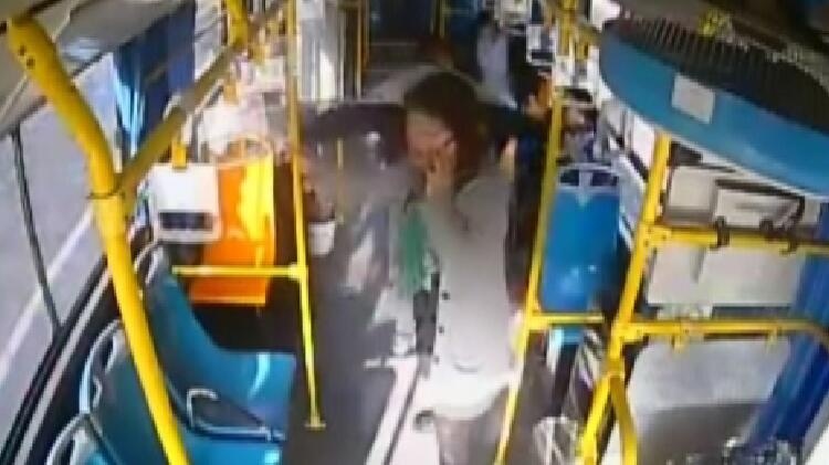 58秒丨淄博公交车上乘客突发昏厥  驾驶员果断掉头送医