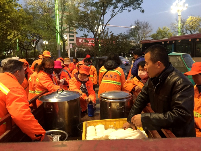 聊城：神秘人每日为环卫工送免费早餐 坚持4年风雨无阻