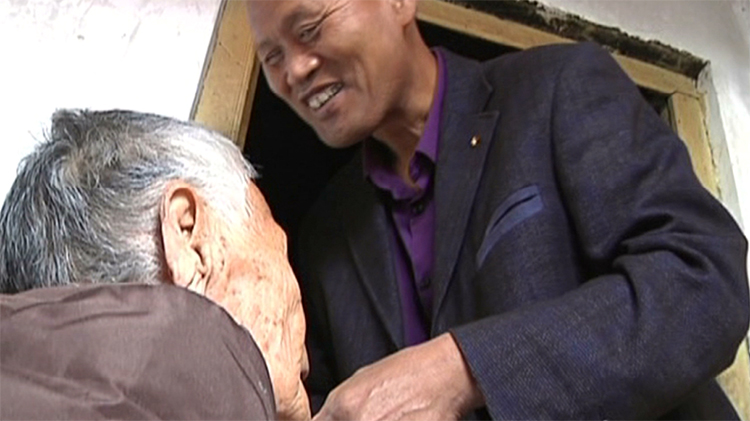  145秒|朴素的孝心！潍坊63岁盲人悉心照顾86岁瘫痪老母
