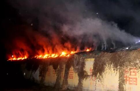 蒙阴：村民过失引燃大棚 警民协作共同控制火情