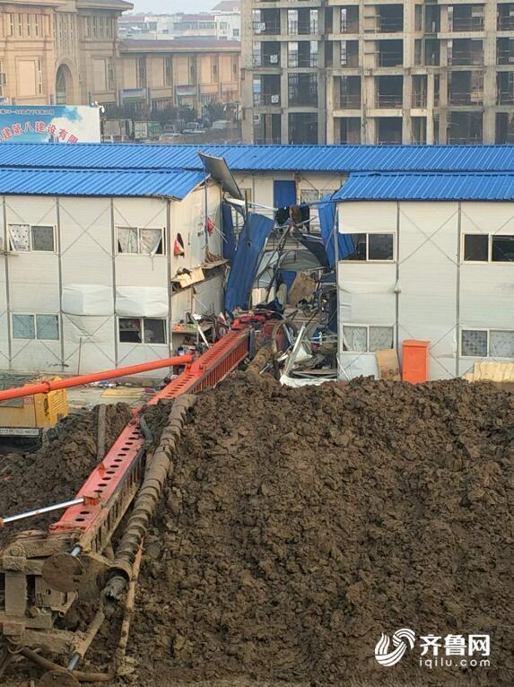 高唐一工地打桩机倾倒致多人死伤 亲历者:以为