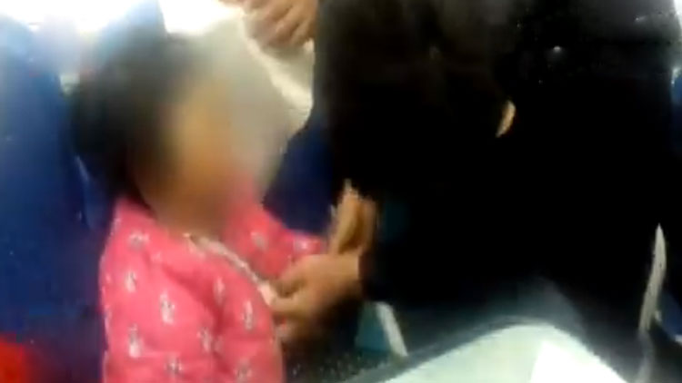 92秒丨4岁女童列车上突发疾病 广播寻医紧急救治