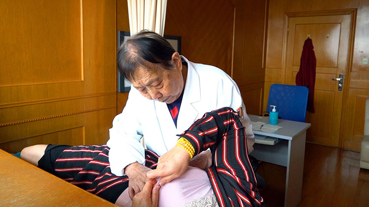 109秒丨青岛88岁女医生张默道：只要身体允许，就会继续坐诊