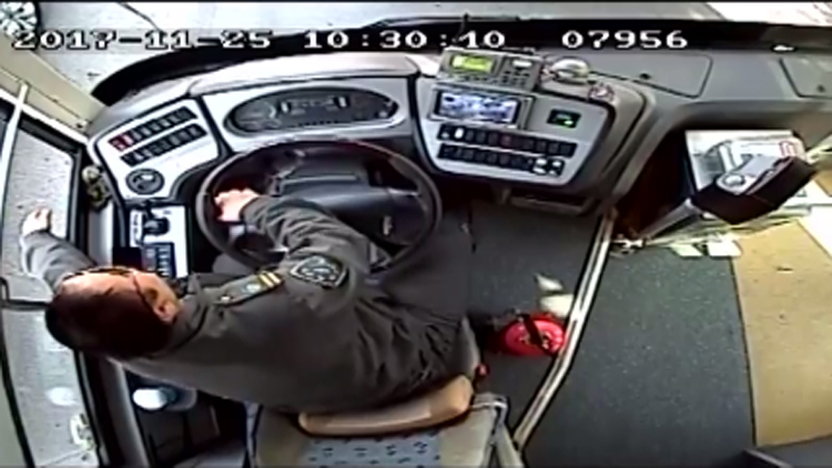 89秒丨济南一公交司机为给救护车让路 一举动引发众赞