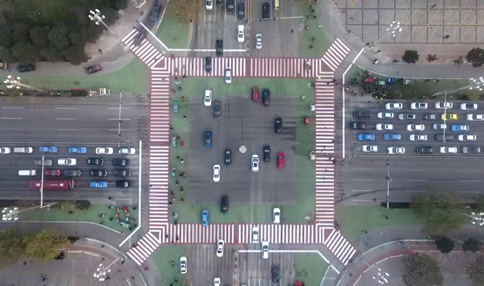 聊城最繁华路口提升改造 彩色标线首次投入使用