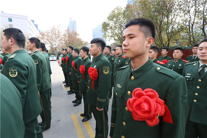 战友再见！潍坊公安消防支队欢送24名退伍官兵