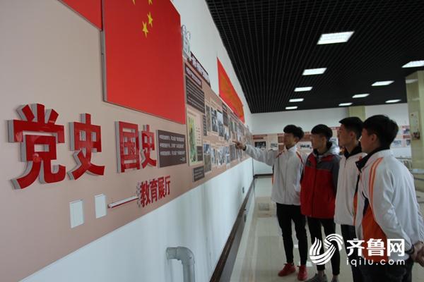 枣庄经济学校利用学校室内活动场建成了全市最大的党史国史展厅.JPG