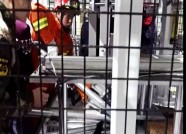 险！潍坊一机械工右脚被机器“咬住” 消防员三步化险情