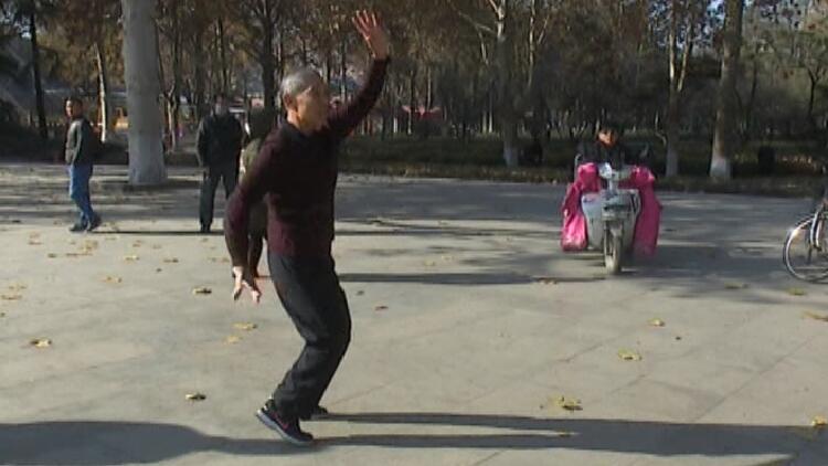 24秒丨太极拳+交谊舞！72岁老人自创太极广场舞狂吸睛