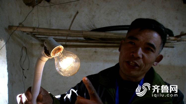 叹为观止！邹城民间艺人0.3毫米灯泡壁上刻画十二生肖