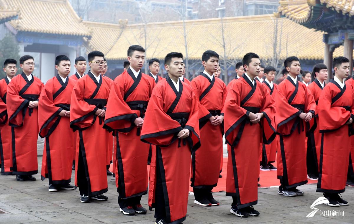 仪式上,学生们行冠笄礼,按照古代礼仪,男子成年戴冠,女子戴笄,充满