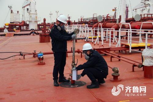 12月14日，检验检疫人员在实华原油码头，登轮对进口沙特阿拉伯原油进行取样 (2).jpg