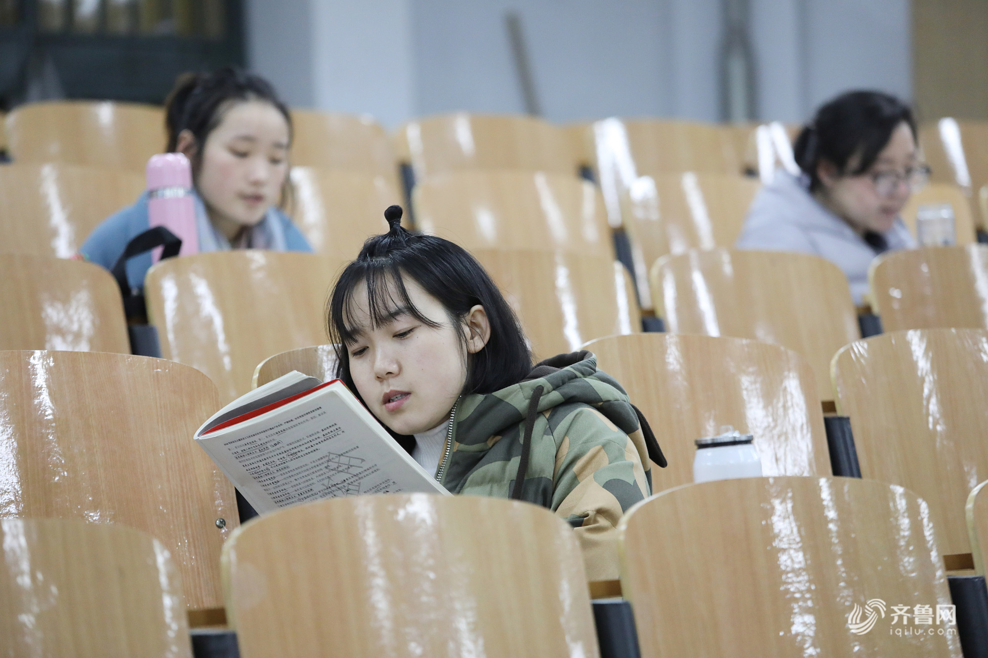 2017年12月17日,在山东省济南市山东英才学院大学自习室中,备考的女