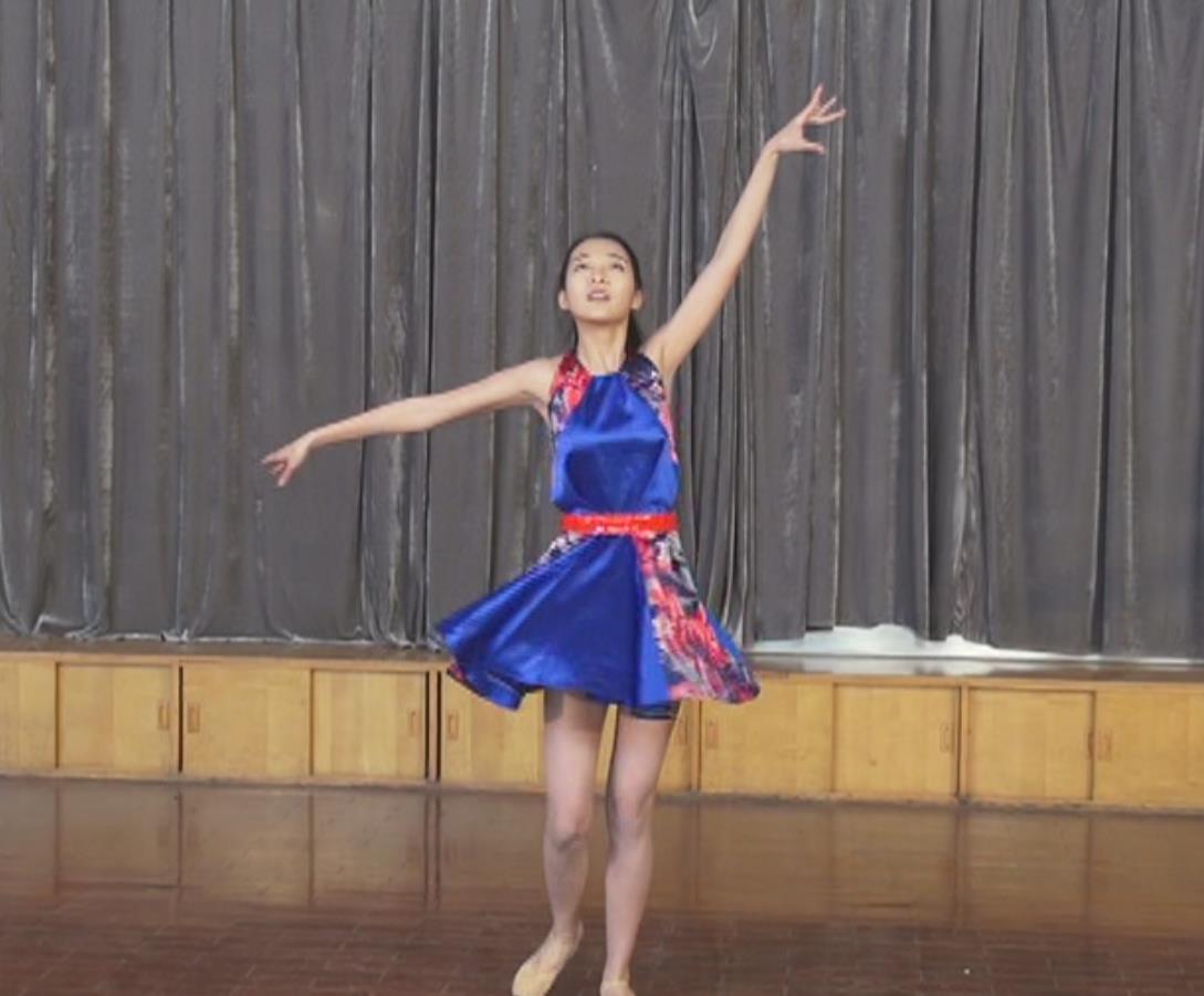 视频：实拍山东16岁艺考生“赤脚”无袖舞裙跳舞